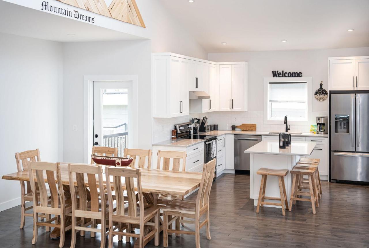 Mountain Dreams - Revelstoke Home Near Rmr ภายนอก รูปภาพ