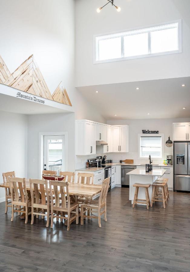 Mountain Dreams - Revelstoke Home Near Rmr ภายนอก รูปภาพ